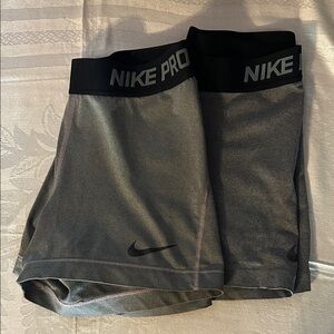Lot of 2 grey Nike pro shorts
Size medium
Good condition